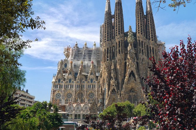 Golden Hour in Gaudi's Sagrada Familia with expert Guide - Skip-the-Line Inside: What the Ticket Actually Buys You