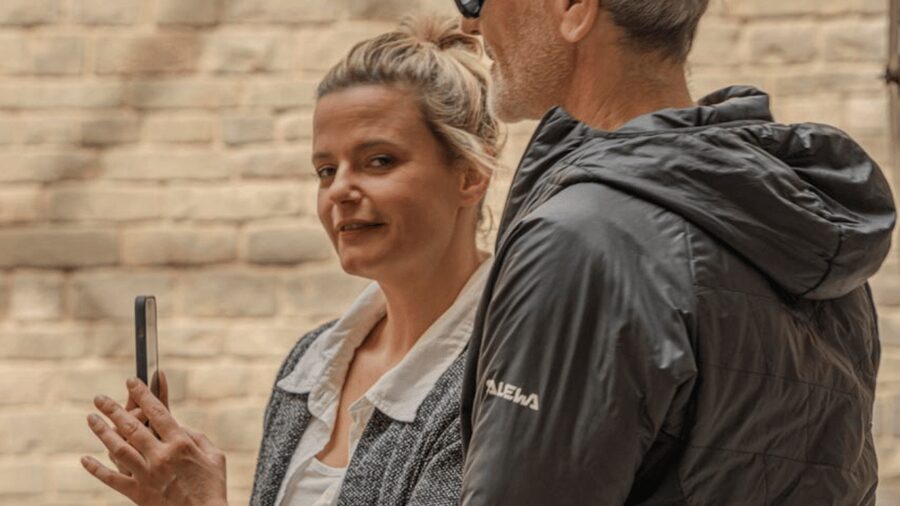 Gothic Quarter and Born District: Photographic Workshop - Plaza de Carles Pi i Sunyer and the Besos mural on your phone