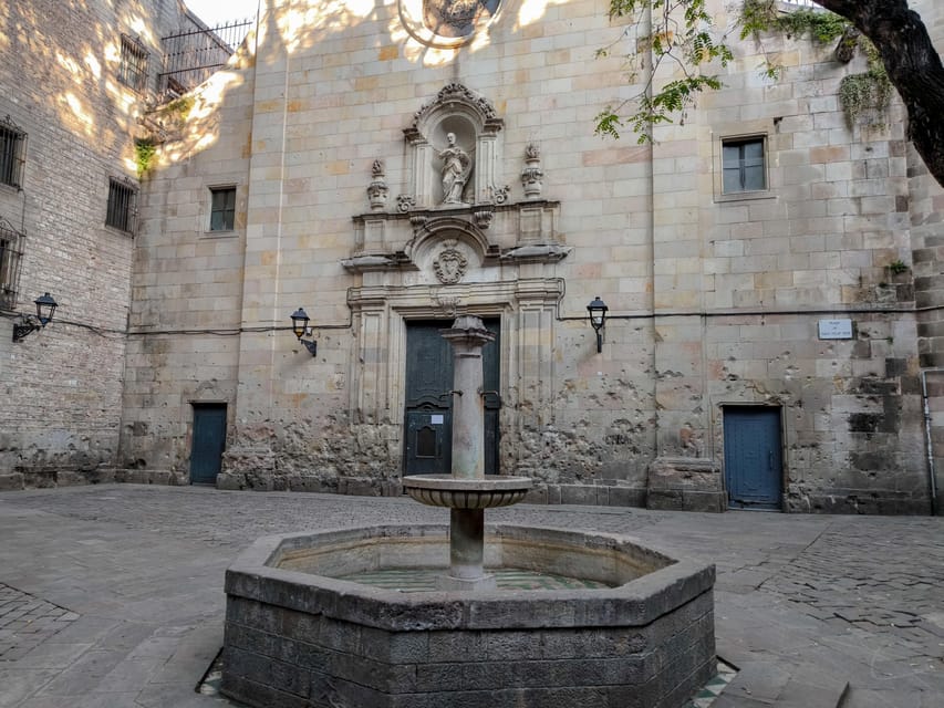 Gothic Quarter & Gaudí's Treasures Small-Group Tour - Starting outside Starbucks: the easiest kind of city tour