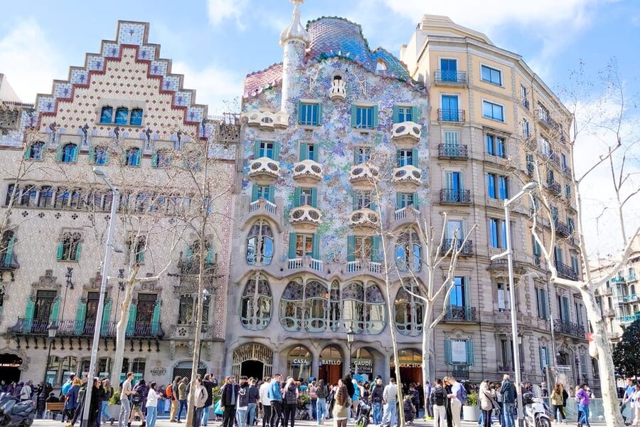 Gothic Quarter & Gaudí's Treasures Small-Group Tour - Gothic Quarter in 45 minutes: how to read medieval Barcelona