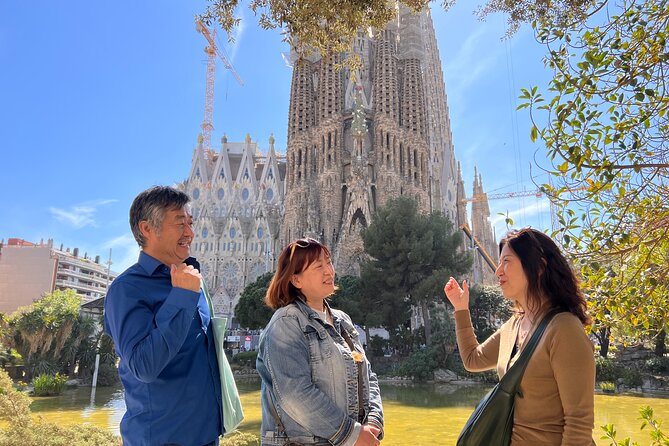 Guided Walking Tour in Park Güell and Sagrada Familia - Timing, pace, and the no-linger reality