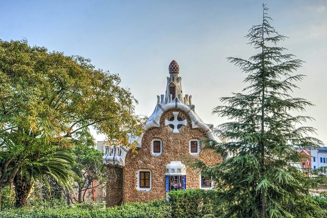 Guided Walking Tour in Park Güell Barcelona - Why a guided Park Güell tour is worth it in a crowded city