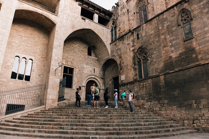 HistARy: Guided tour of the Gothic Quarter with Augmented Reality - Stop 4: Pont del Bisbe, famous bridge, darker legends