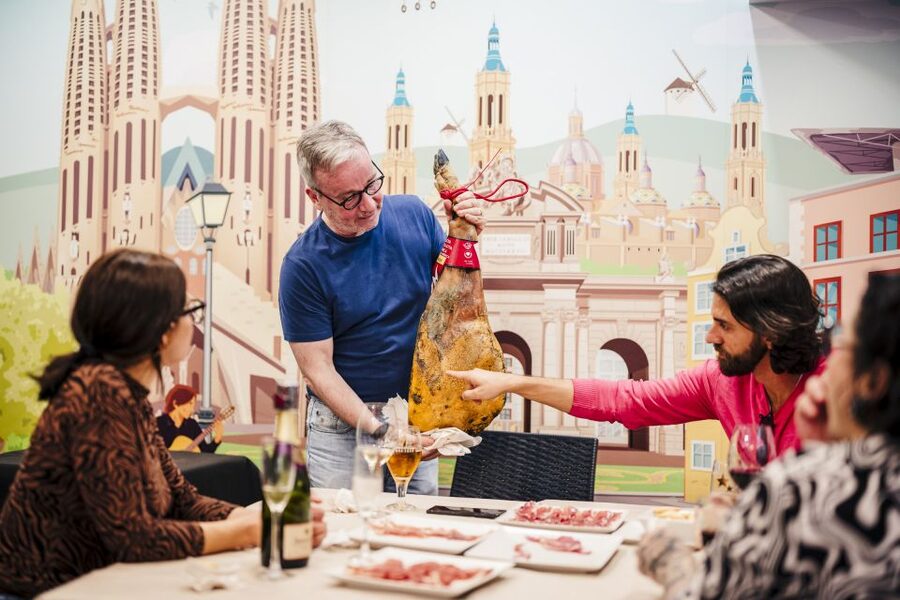 Jamón Experience Master Plus: Ham, Wine & Cheese Tasting - Iberian ham tasting near Sagrada Familia, without the guesswork