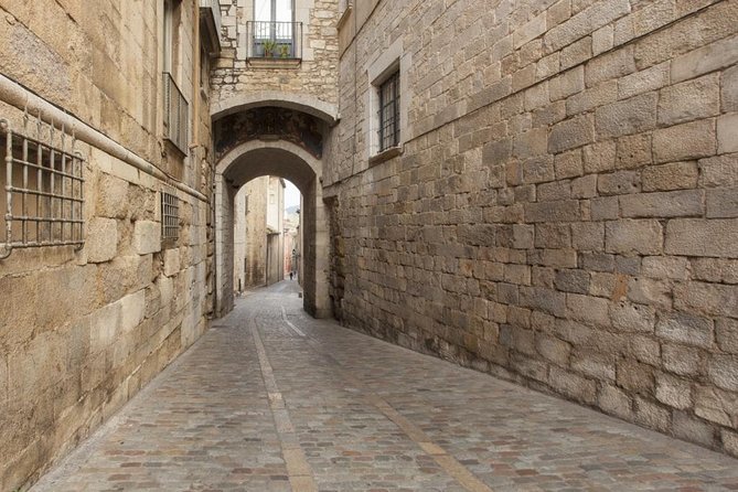 Jewish Quarter of Barcelona Private Tour with Hotel Pick-up - Placa del Rei and the Roman Wall Views: Barcelona’s Layers in Plain Sight