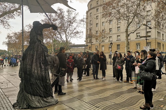 Kickstart Barcelona Private Tour. City Highlights for newcomers - Mercat de la Boqueria: food energy without the pressure