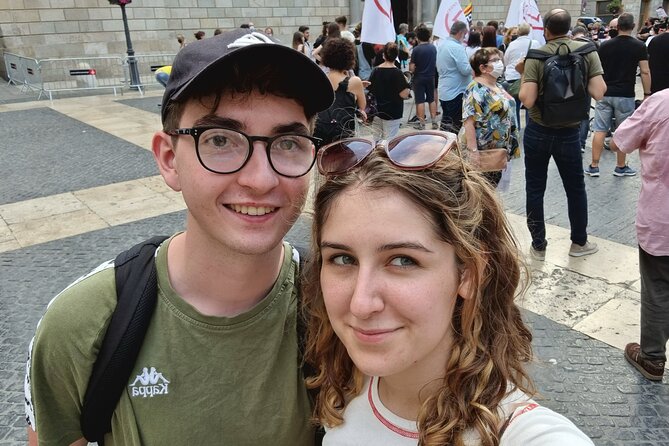 Love in the Gothic Quarter Barcelona: Self-Guided Romantic Walk - Getting oriented at Arc de Triomf, then slipping into the old streets