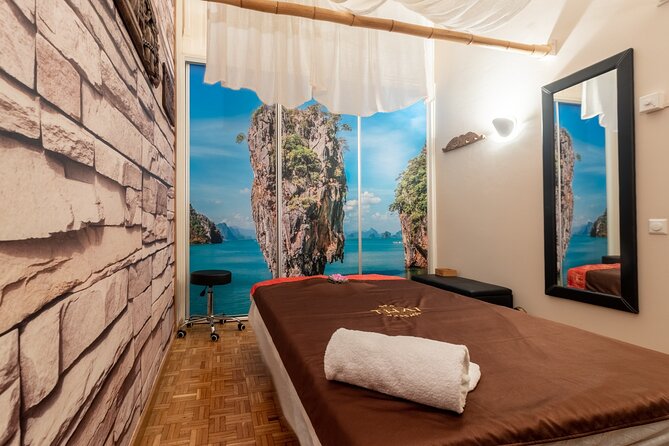 Massage Fusion Thai-Ballines 90 min at THAI SPA MASSAGE BARCELONA - Private by default: why your group size can change the vibe