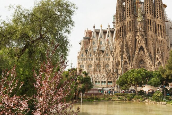Max 6 People Full-Day Tour Barcelona, Sagrada Familia, Parc Guell - The Lunch Break: One Hour to Fuel Up