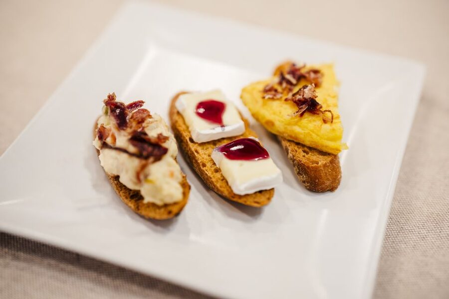 Menu Ibérico - Jamón & Cava near Sagrada Familia - Toast with olive oil or tomato, coffee or dessert finish