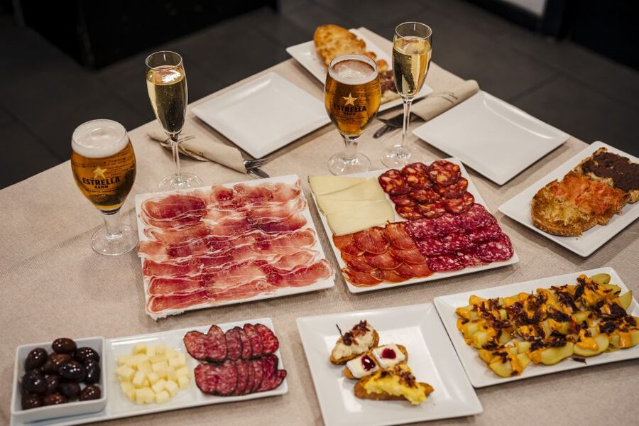 Menu Ibérico - Jamón & Cava near Sagrada Familia - Entering the Jamonería Gourmet at Enrique Tomás