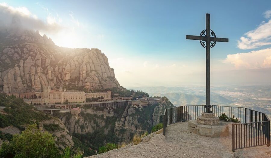 Montserrat & Cava Wineries Day Trip from Barcelona w/ Pickup - Food, Timing, and What to Pack for a Long Day