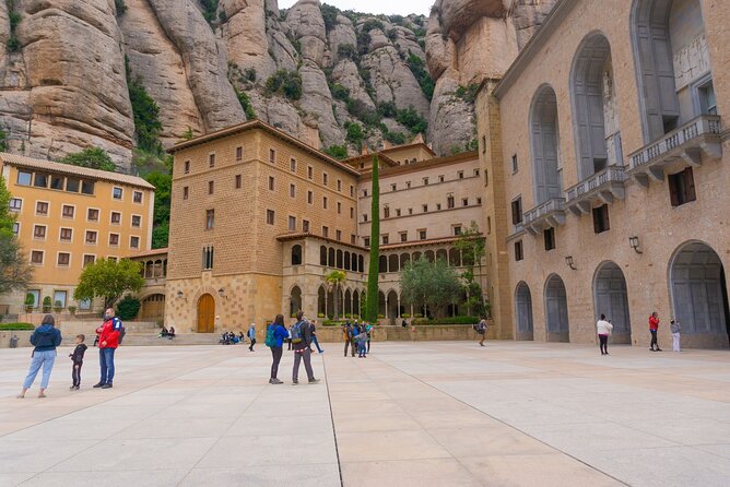 Montserrat: Cog-Wheel, Basilica, Black Madonna & Licor Tasting - Getting There Early: From Estació de França to Montserrat by Bus