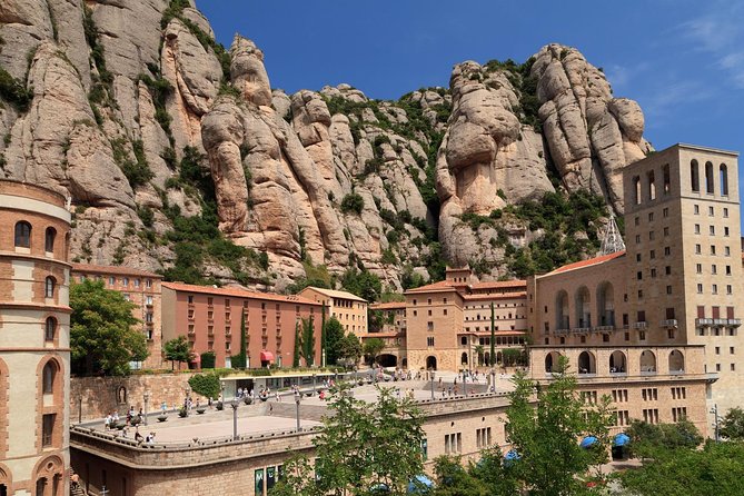 Montserrat Monastery and Sagrada Familia Tour with Liquor Tasting - The long middle stretch in Barcelona: lunch plans and meeting-point nerves