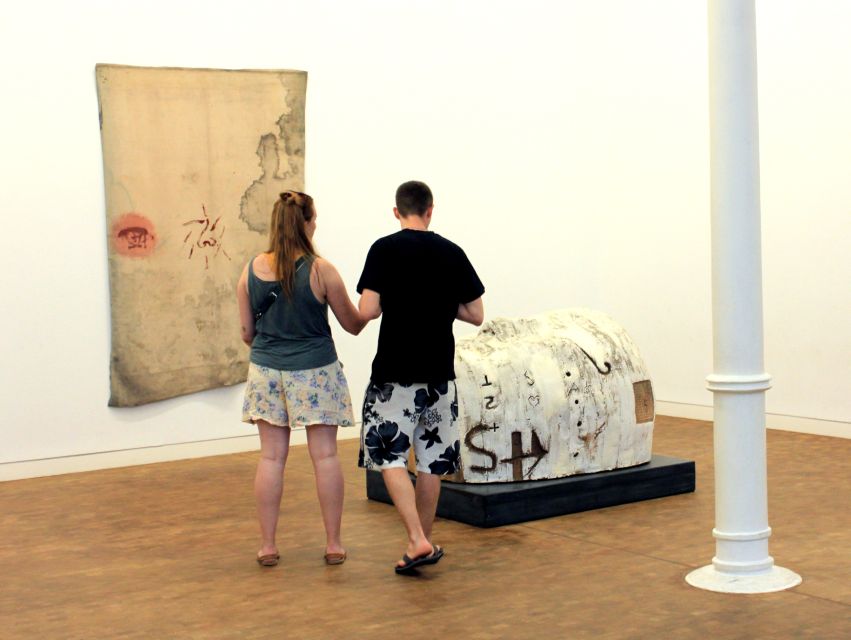 Museu Tàpies Barcelona – Ticket & Art Exhibitions - Translation and information: you get help, even without a guide