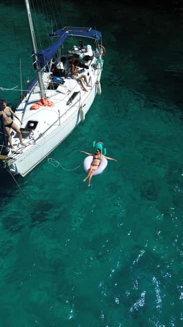 New Sailing / Boat Tour with Free Drinks and Tapas - Sailing the Barcelona coast, Sagrada Familia to Agbar Tower from the sea
