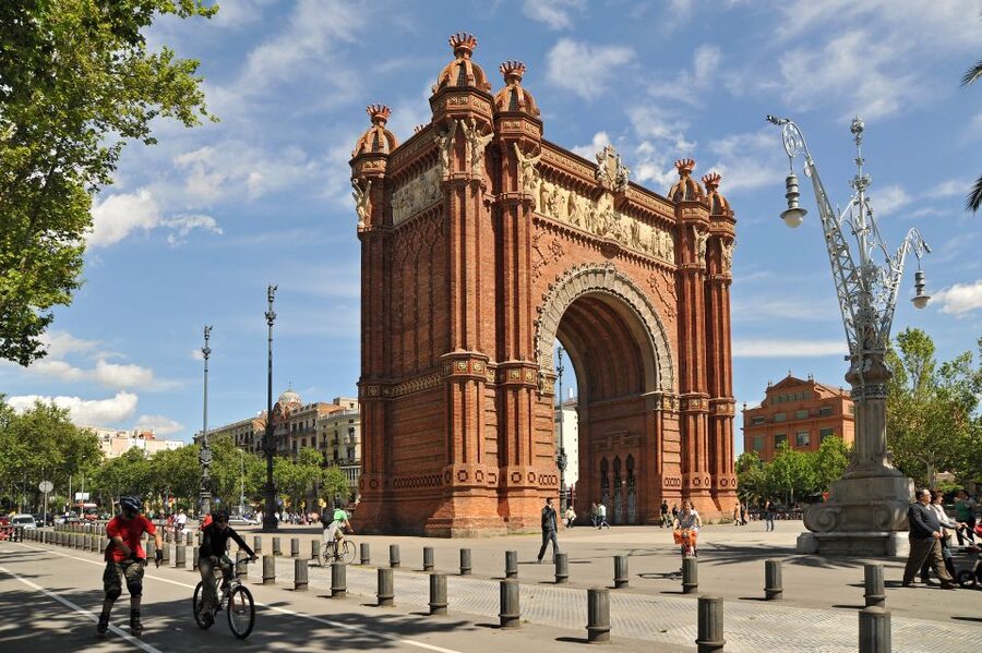 Panoramic Barcelona and Montserrat Excursion - Montserrat free time and market stop: how to use it without rushing