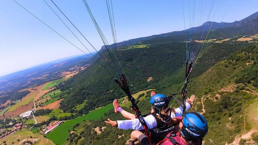 Paragliding: Experience the magic of flying near Barcelona. Report included - What to wear and bring so you do not miss your flight