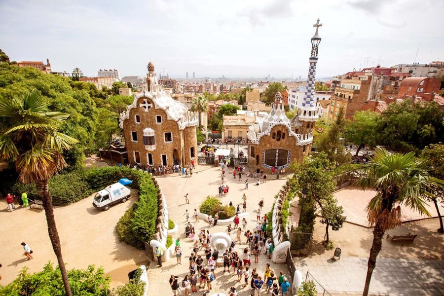 Park Güell: Guided Tour with Optional Gaudí Experience Entry - Colonnades, Doric columns, and the architectural “why”