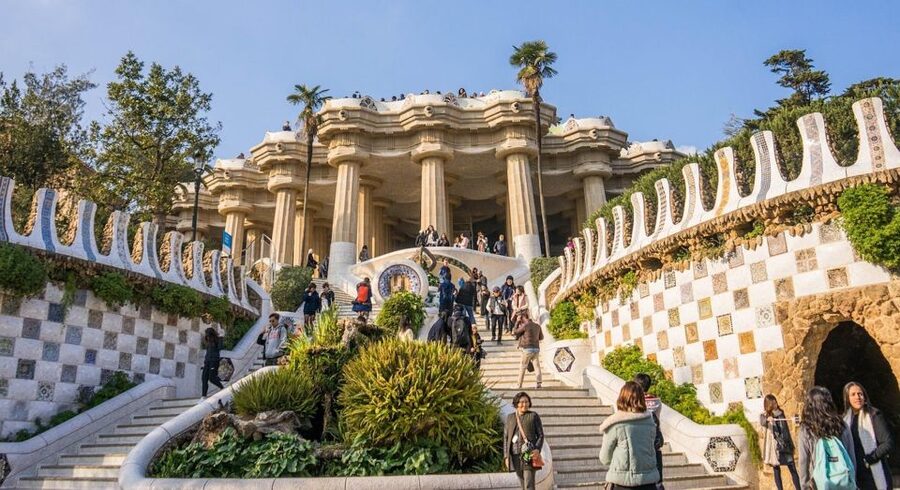 Park Güell & Sagrada Familia Tour - Languages and the Role of the Guide