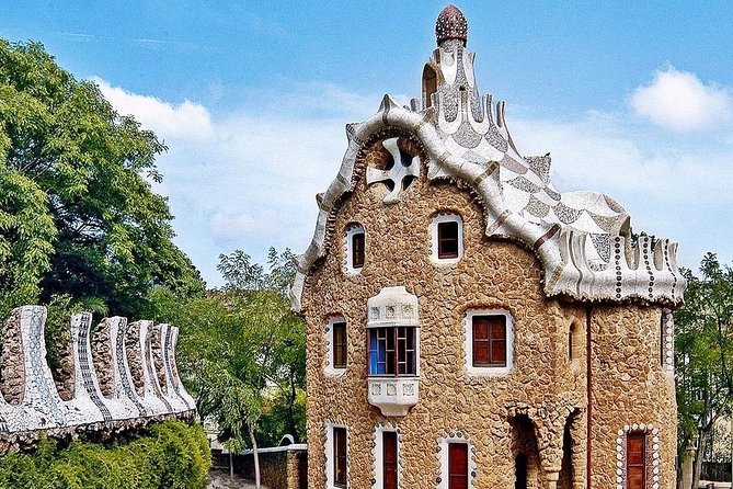Park Güell with Skip the line tickets and Hotel Pickup - Guide quality and group size: what you’re buying with a max of 8