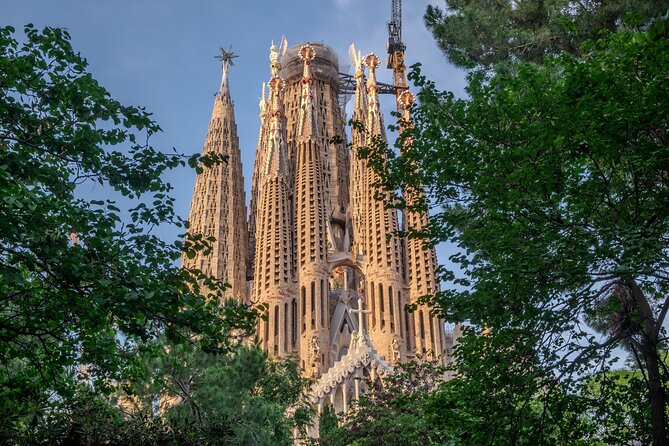 Photo Walking Tour Sagrada Familia and Gaudí in Barcelona - Passing Casa Comalat and the Palau Malaya: what to watch for