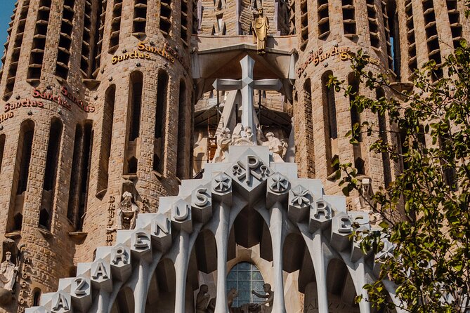 Photo Walking Tour Sagrada Familia and Gaudí in Barcelona - End point at the modernist streetlamp: your final “wow” photo