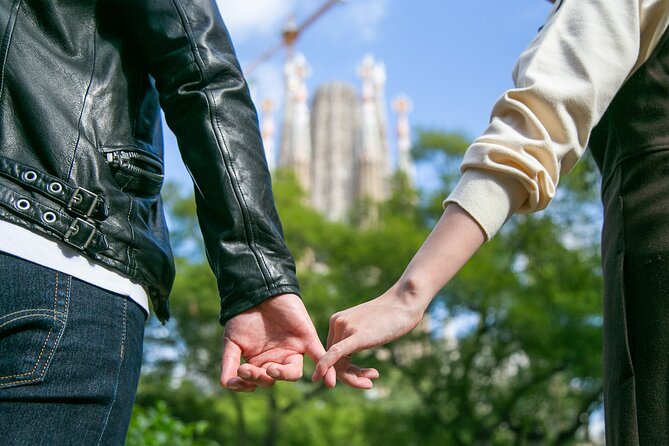 Private and Personalized Photography Adventure in Barcelona - Picking Your Backdrop: Beach, Gothic Alleys, Arc de Triomf, and Sagrada Familia