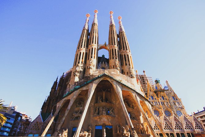Private Barcelona Bike Tour, Gaudi's Art and Medieval Districts with Local Guide - Casa Milà La Pedrera and Casa Batlló: What to Notice on the Facades