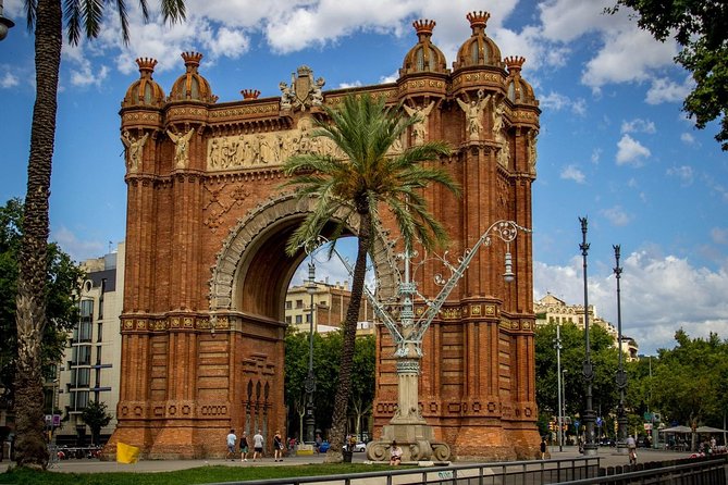 Private Barcelona Highlights Tour with Hotel pick-up - Passeig de Gràcia: modernist façades, planned viewpoints, and Gaudí details