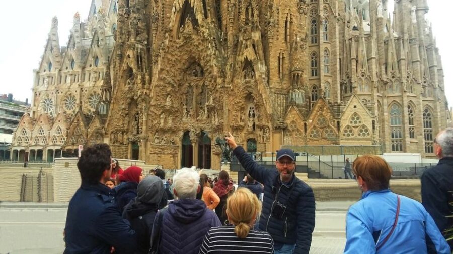 Private Barcelona Modernism and Gaudí Walking Tour - Passeig de Gràcia Highlights: La Pedrera and Casa Batlló