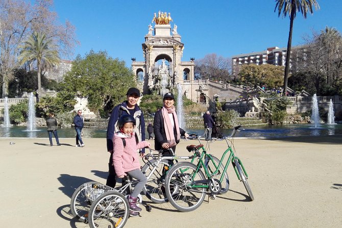 Private Bike tour for families - Arc de Triomf and the 1888 World Expo backdrop