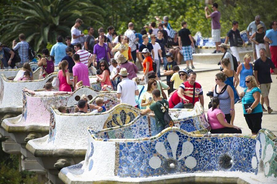 Private E-Bike Tour: Park Güell & Best of Barcelona - Meeting in the square, then rolling out smoothly