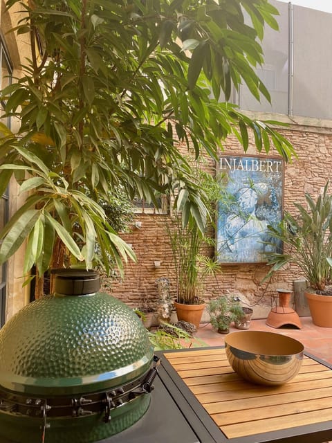PRIVATE GASTRONOMIC EXPERIENCE IN A LOCAL HOME - A Private Chef Home Feast in Catalonia, Meeting at Carrer de Montcada