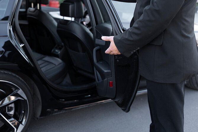 Private Meet & Greet Transfer from El Prat Airport to Barcelona - Finding Your Driver: Name Sign, Waiting, and Luggage Time