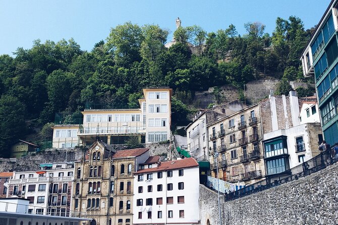 Private transfer: Barcelona to San Sebastian, 2h Stop in Pamplona - How the English-speaking driver really helps (and what they are not)