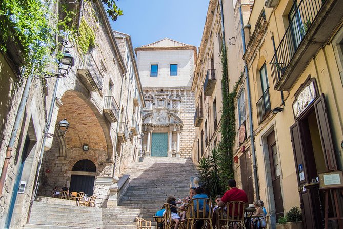 Private trip to the medieval city of Girona from Barcelona - The guided medieval loop: Sant Feliu sets the tone