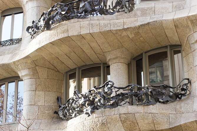 Private Ultimate Gaudi Legacy ebike Tour with Park Güell - Stop 1, Sagrada Familia for 30 minutes, what to focus on