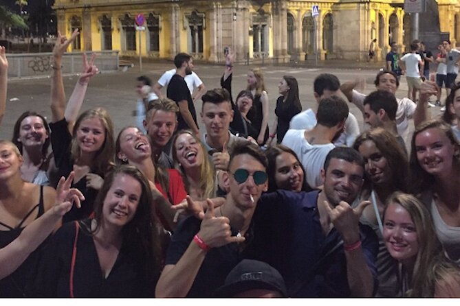 Pub Crawl Barcelona: 4 nightclubs + shots + skip-the-line entry - Group Size, Guide Support, and Communication Habits