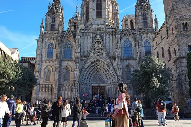 Ramblas, Old Town, Gothic and Gaudi Architecture Walking Tour - Plaça Sant Felip Neri and Plaça Reial: the contrast that makes the photos work