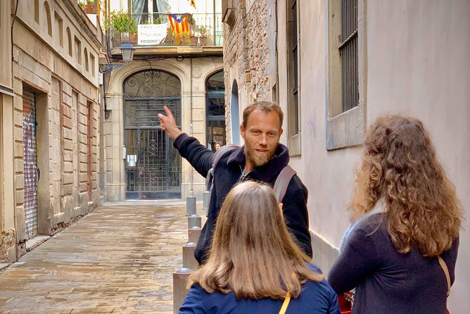 Ramblas, Old Town, Gothic and Gaudi Architecture Walking Tour - Gaudí exterior stops: Casa Batlló and La Pedrera, what to watch for
