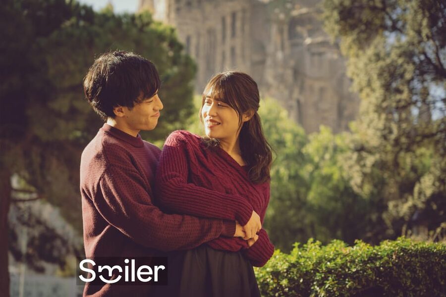 Romantic Photoshoot Experience for Couples in Barcelona - Getting the light right near Sagrada Familia