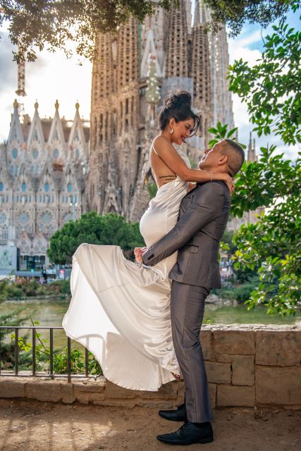 Romantic Photoshoot Experience for Couples in Barcelona - Price and value, $68 per group up to 4