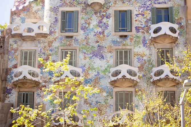 Sagrada Familia and Barcelona Highlights: Private Guided 4-Hour Driving Tour - Guides and the Human Touch: What Makes This Tour Better Than a Checklist