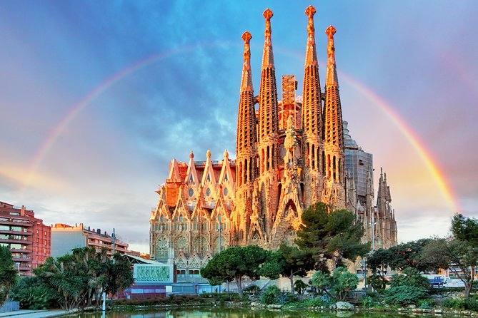 Sagrada Familia and Barcelona Highlights: Private Guided 4-Hour Driving Tour - Timing and Dress Code: The Two Details That Can Break Your Day