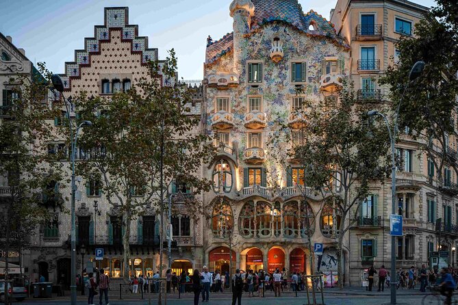 Sagrada Familia & Barcelona Small Group Tour with Hotel Pick-up - The Small-Group Sweet Spot: Pickup, Van, and Guide Attention