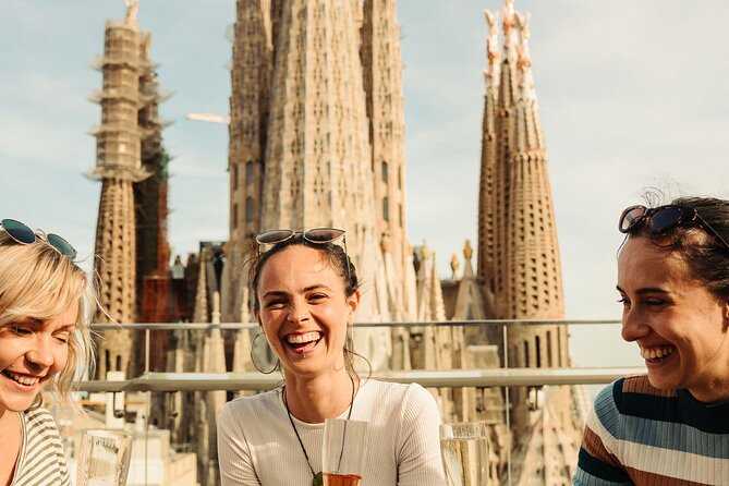 Sagrada Familia Closing Time Tour with Rooftop Views - What your guide actually does (and why it’s worth paying for)