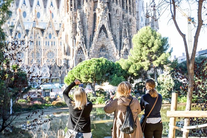 Sagrada Familia Fast Track Guided Tour with Towers Access - Meeting point, security, and how to avoid the most common mistakes