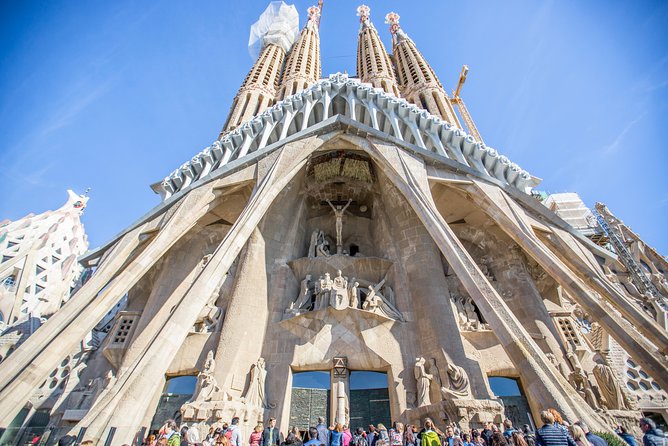 Sagrada Familia Fast Track Guided Tour - Meeting point and timing: what 1 hour 30 minutes really means