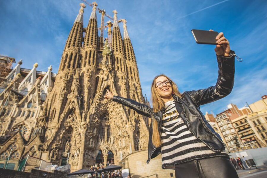 Sagrada Familia & Gaudi Guided Tour Private or Small Groups - The creative Barcelona stops that give meaning to Modernisme